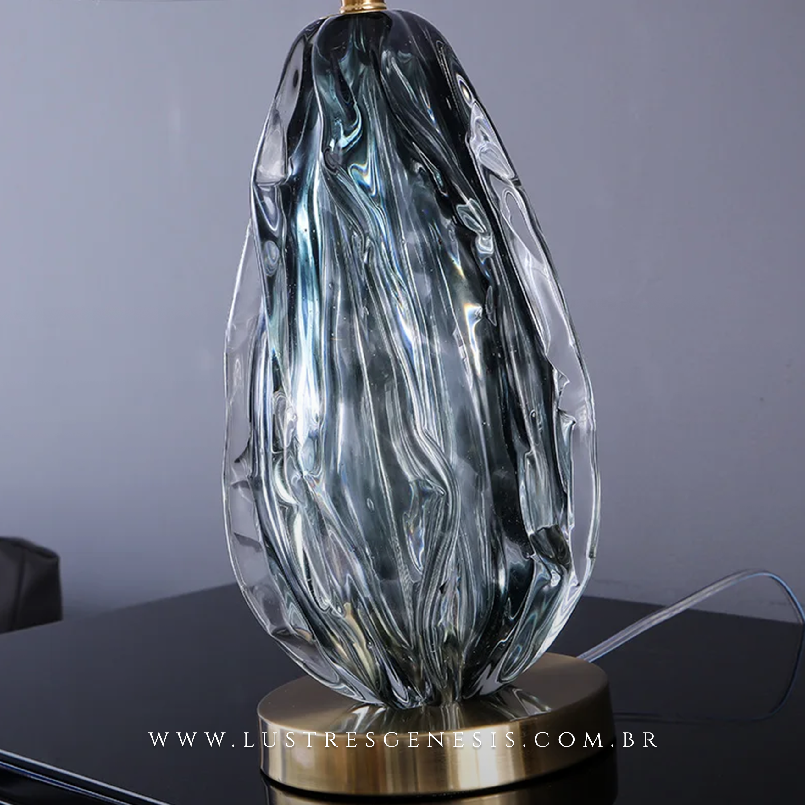 Luminária abajur de cristal fumê Atíria com base dourada e cúpula branca, ideal para cabeceira de cama, salas e quartos.